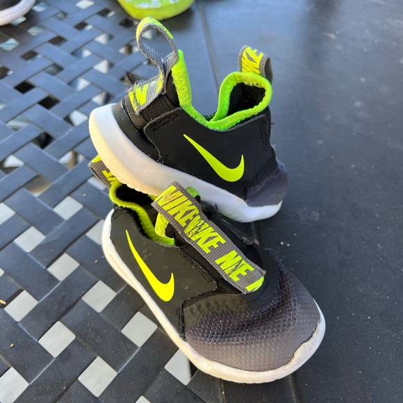 Clean Nike slide on tennis shoes - Picture 1 of 3